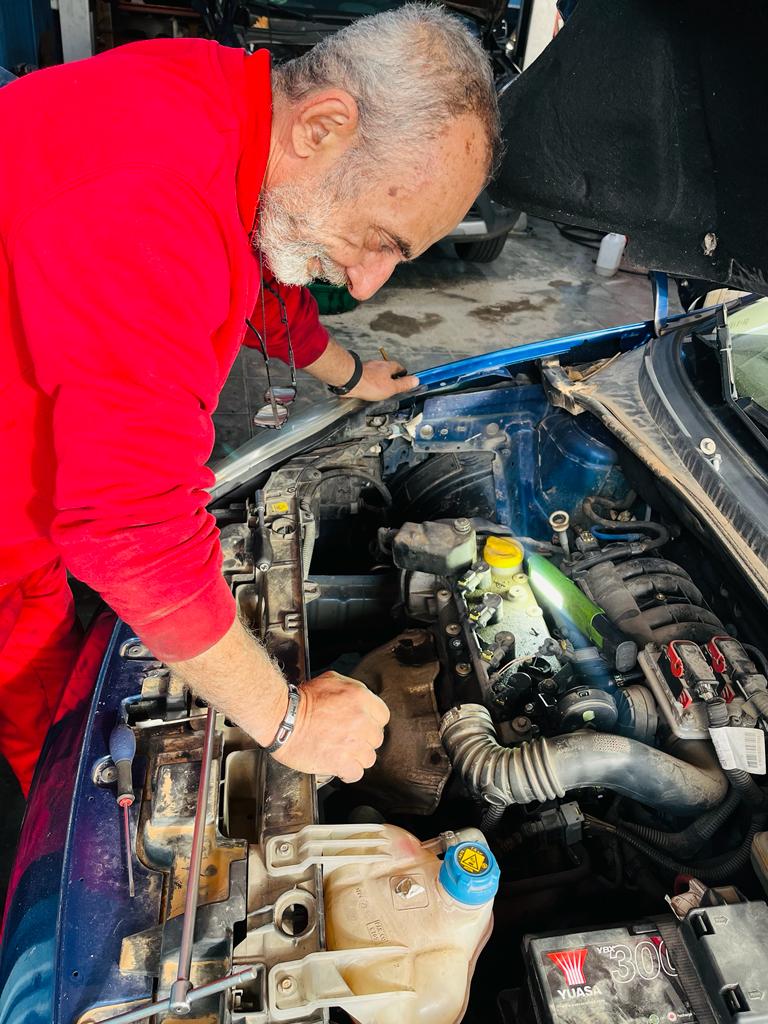 Mecánico inspeccionando los frenos de un vehículo.